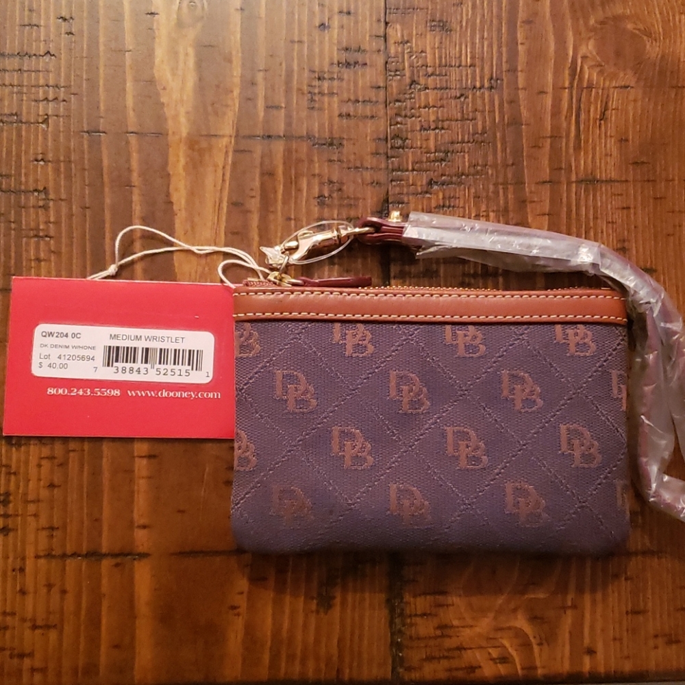 NWT Dooney & Bourke wristlet